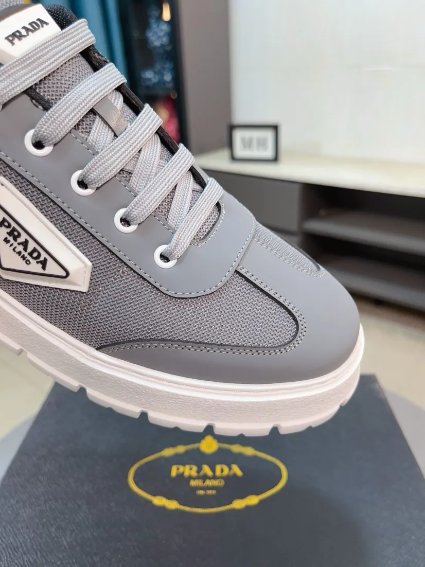 Men's shoes 💰440🌹🌹Prada 〈prada〉 luxury and fashionable high-end products ✊🔥The perfect last shape and top-notch handcrafting make this shoe immediately create a strong aristocratic atmosphere. Imported first-layer cowhide with brogue carving crafts💋Genuine leather lining🎶Rubber combination outsole specially imported from France for leather shoes😍Color: Mysterious Black☕️Size 38～44